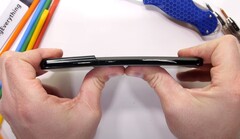 Samsung Galaxy S21 Ultra bend test (Source: JerryRigEverything on YouTube)