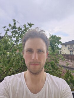 The selfie quality of the Xperia 1 V is disappointing for a premium smartphone.