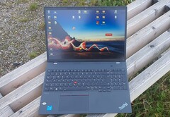 Lenovo has introduced a steep Black Friday discount for the 4K OLED version of the ThinkPad T16 Gen 2 (Image: Sascha Mölck)