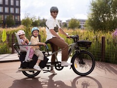 The Decathlon BTWIN Longtail Electric Cargo Bike R500E comes in new colors for 2023.  (Image source: Decathlon)