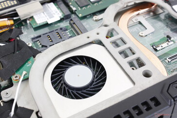 Single ~40 mm fan with short copper heat pipe