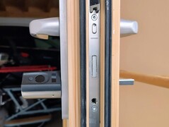 The length of the lock can be adjusted via the knobs.