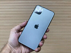 The iPhone 11 Pro Max may be suffering from a peculiar green tint display issue. (Source: GadgetsNow)