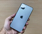 The iPhone 11 Pro Max may be suffering from a peculiar green tint display issue. (Source: GadgetsNow)