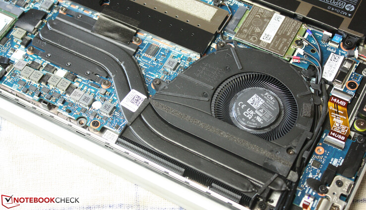 The single fan has to take care of the waste heat alone. This leads to heat but not to bottlenecks.