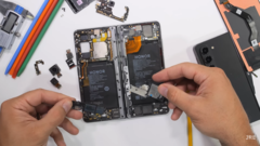 Breaking News The partly assembled Magic V2. (Offer: JerryRigEverything by process of YouTube)