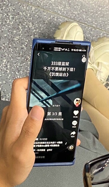 Honor 30 Pro spotted in a subway. (Image Source: Weibo)