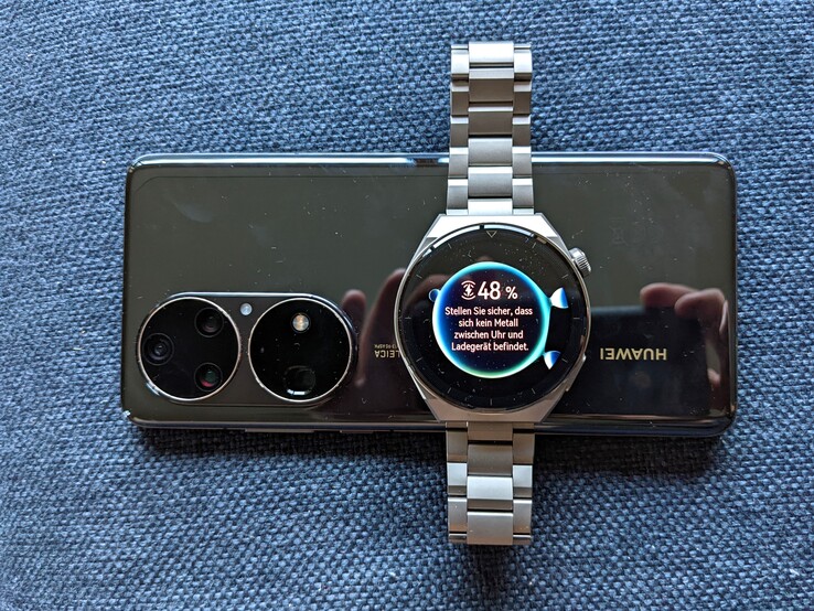 The Huawei Watch GT 3 Pro charges wirelessly via Qi standard, also on corresponding smartphones
