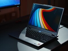 Lenovo LOQ 15 2025 weighs 2.446 kg (5.39 lbs.). (Image source: NotebookcheckReviews on YouTube)