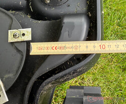 The mower deck of the Yuka Mini has a clearance of around 11 cm to the edge
