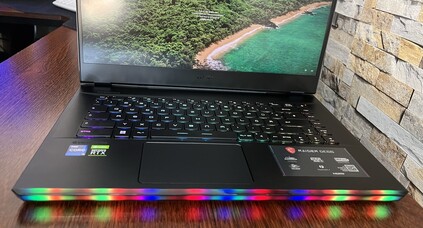 MSI GE66 12UHS: front view of the light bar