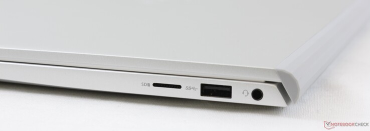 Right: MicroSD reader, USB-A 3.2 Gen. 1, 3.5 mm combo audio