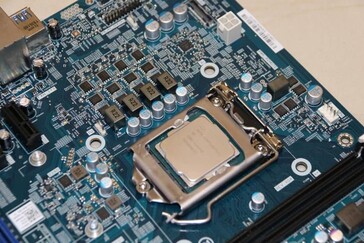 The chips were tested on an OEM B460 motherboard (Image source: HKEPC)