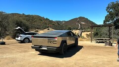 Lifted Cybertruck in off-road testing (image: MuddyRuttzz/YT)