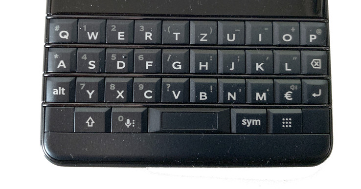 A look at the KEY2 LE’s physical keyboard
