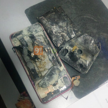Some more photos of the phone (and bag) involved in this reported incident. (Source: 91Mobiles)