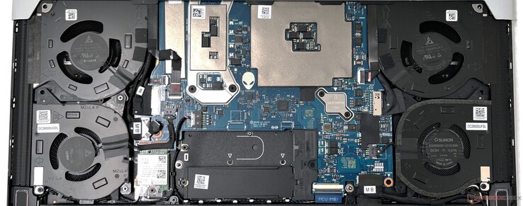 The Alienware x15 R2 has a four-fan four-heatpipe cooling system