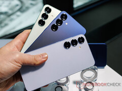 Samsung Galaxy S25 Plus brings Snapdragon 8 Elite for Galaxy and pretty much the same hardware as the predecessor (Image source: Notebookcheck)