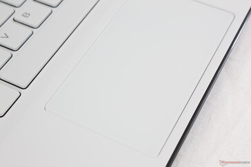 Clickpad (10.5 x 6 cm) is smaller than on the XPS 15, but its integrated keys are firmer and not as spongy