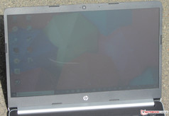 Using the HP 14-ma0312ng outdoors on a sunny day with the sun shining directly onto the device.