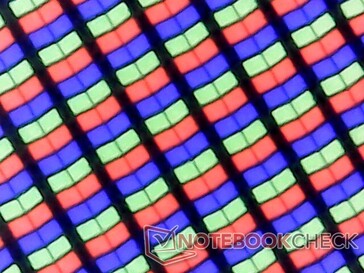 Microscope image of the main glossy display of the ZenBook 14 UX434. Note the crisp subpixels because of the glossy overlay