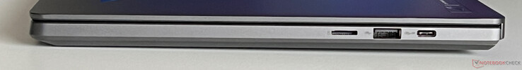 Right: microSD card reader, USB-A 3.2 Gen 2 (10 Gbit/s), USB-C 3.2 Gen 2 (10 GBit/s, DisplayPort 1.4, G-Sync)