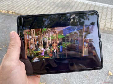 Using the Galaxy Fold outdoors in the shade