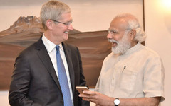 Apple CEO Tim Cook previously met with Indian PM Narendra Modi in 2016 to discussion manufacturing. (Source: India Express)