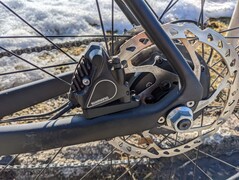 Brake and gearshift components come from Shimano and are solid in everyday use.