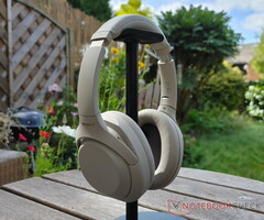 The Sony WH-1000XM4 wireless heapdhones have dropped back to their lowest sale price yet (Image: Notebookcheck)