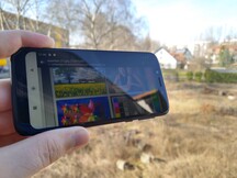 Using the Moto G7 Play outdoors with reflections onscreen