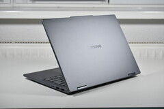 Careful with the affordable variant: Convertible laptop Lenovo IdeaPad 5 2-in-1 shows risks of cheaper configurations (pictured: Lenovo IdeaPad 5 2-in-1 14AKP10, image source: Benjamin Herzig/Notebookcheck)