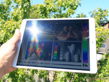Apple iPad Pro 10.5 in the full sun