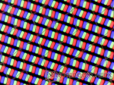 Glossy 4K UHD RGB (HP Spectre x360 15 (2017)). Every set of 3 subpixels is uniformly RGB