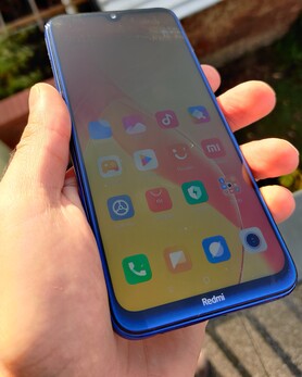 Using the Redmi Note 8 outdoors