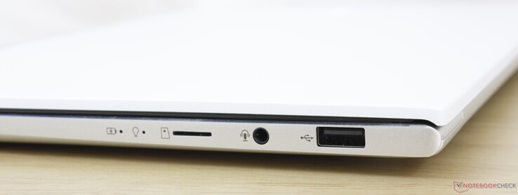 Right: MicroSD reader, 3.5 mm combo audio, USB-A 2.0
