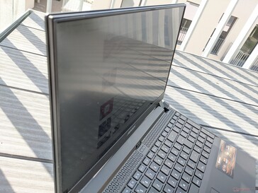 Aorus 15P YD outdoors (direct sunlight behind the laptop)