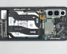 The Galaxy S21 without its rear panel. (Source: YouTube)