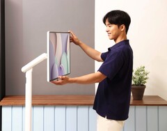 Samsung combines the Smart Monitor M7 with a versatile stand. (Image source: Samsung)