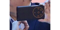 Honor&#039;s CEO shows a penta-cam device off. (Source: Weibo)