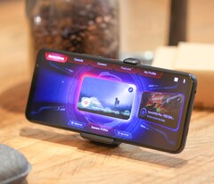 The Asus ROG Phone 5s Pro is equipped with a 144 Hz AMOLED. (Source: Stuff.tv)