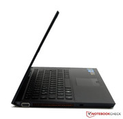 The subnotebook weighs a mere 1190 grams. The subnotebook weighs a mere 1190 grams.