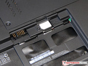 The SIM card slot of the UMTS adapter is hidden in the battery compartment.