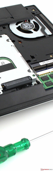 Samsung Series 3 300V3A: HDD and RAM upgrade? No problem.