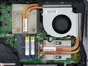 Two heatpipes and a central fan have the task of cooling the internal components.