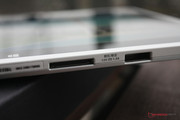 The PSU can be connected to the tablet. Otherwise the tablet is inserted in the dock via this connector.