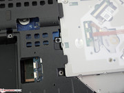 The optical drive is secured with one screw and can optionally be replaced with a 2.5-inch drive caddy.
