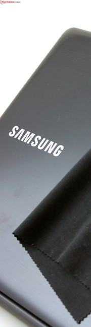 Samsung ATIV Book 9 Lite - 905S3G: the lid collects finger prints.