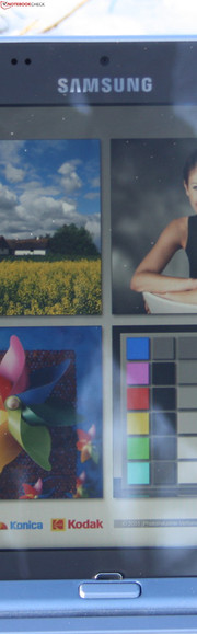 ATIV Smart PC XE500T1C-A02DE: Multi-touchscreen with high brightness but annoying reflections.