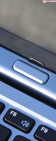 ATIV Smart PC XE500T1C-A02DE: The docking hinge is stable and solid. Unfortunately, it cannot prevent the lid from closing by itself.